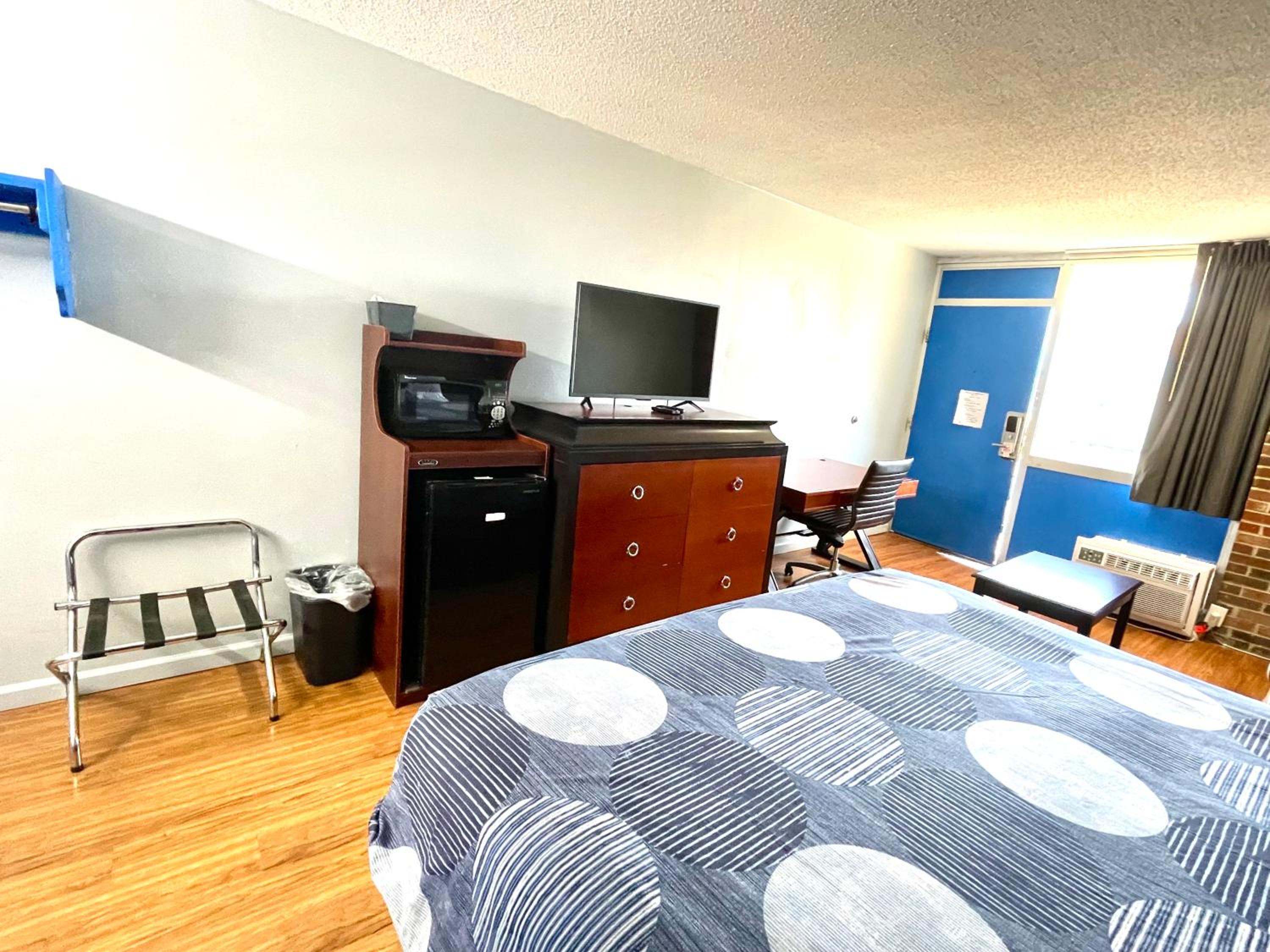 Rodeway Inn - Property Image 2