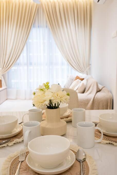 Little Smiley Flower Majestic Maxim 2BR 夜市中文房东Mrt