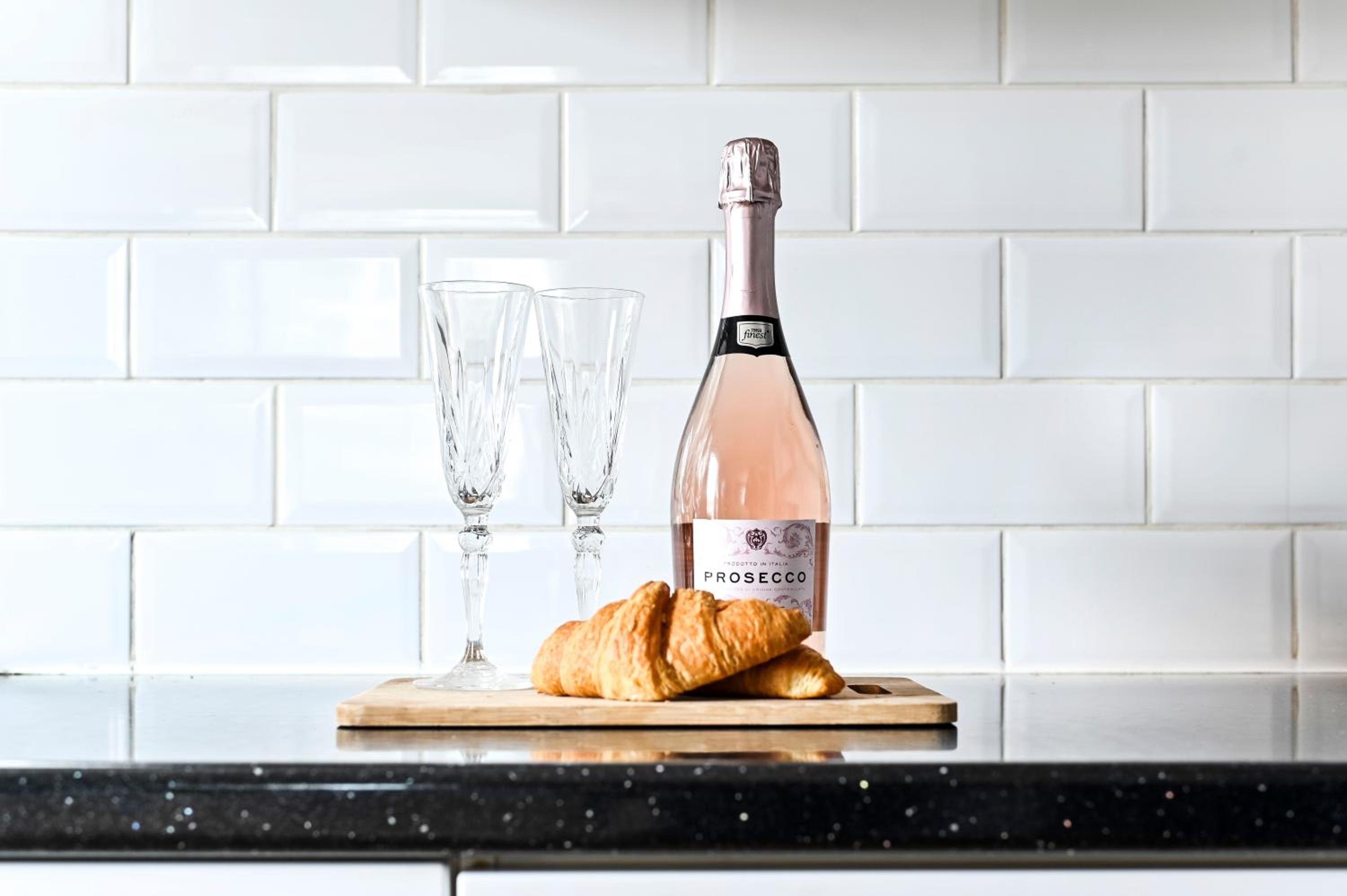 Hotel That Cosy Stay -Modern 1-Bedroom Retreat 2-Minute Walk to West Ham Station E15 - Image 1