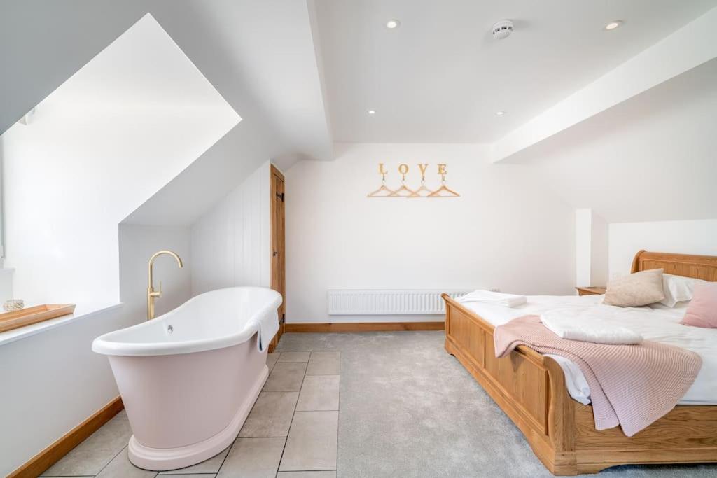 Old Dairy Cottage - Cosy and Luxurious! view 3