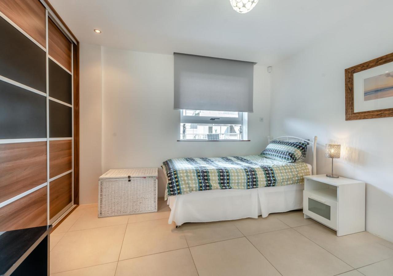 2 Bed in Tenby oc-t29060