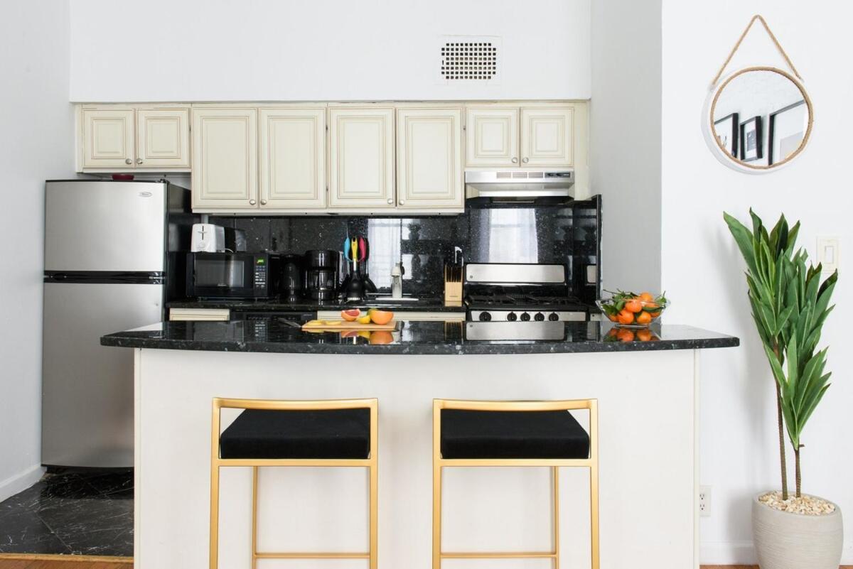 26-2B Gramercy Large 1BR WD in unit courtyard