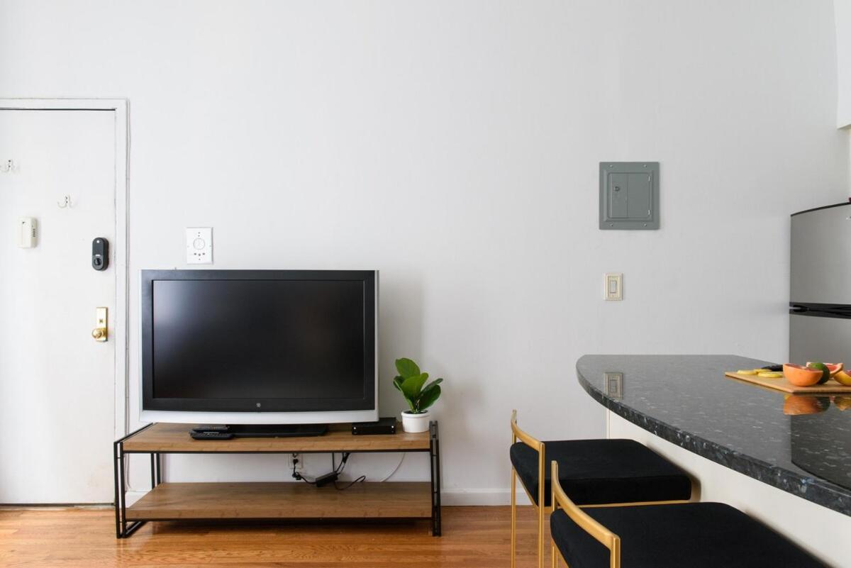 26-2B Gramercy Large 1BR WD in unit courtyard