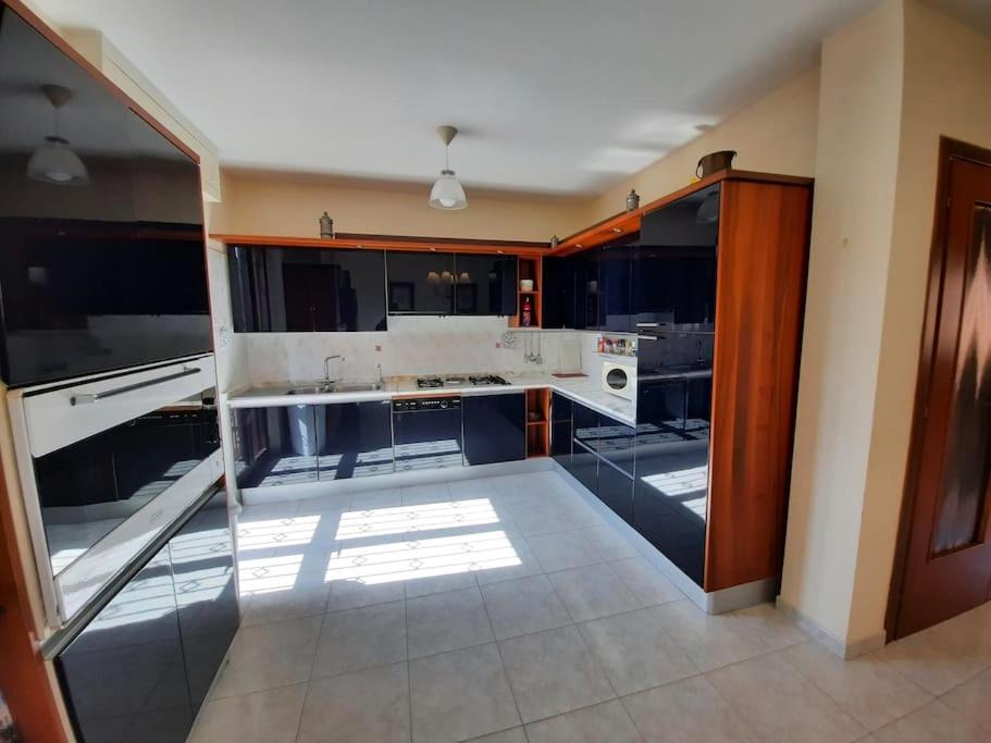 Stylish & Spacious Townhouse - Walk to Beach & Town view 5