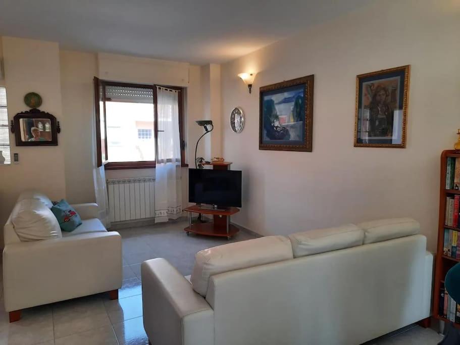 Stylish & Spacious Townhouse - Walk to Beach & Town view 4