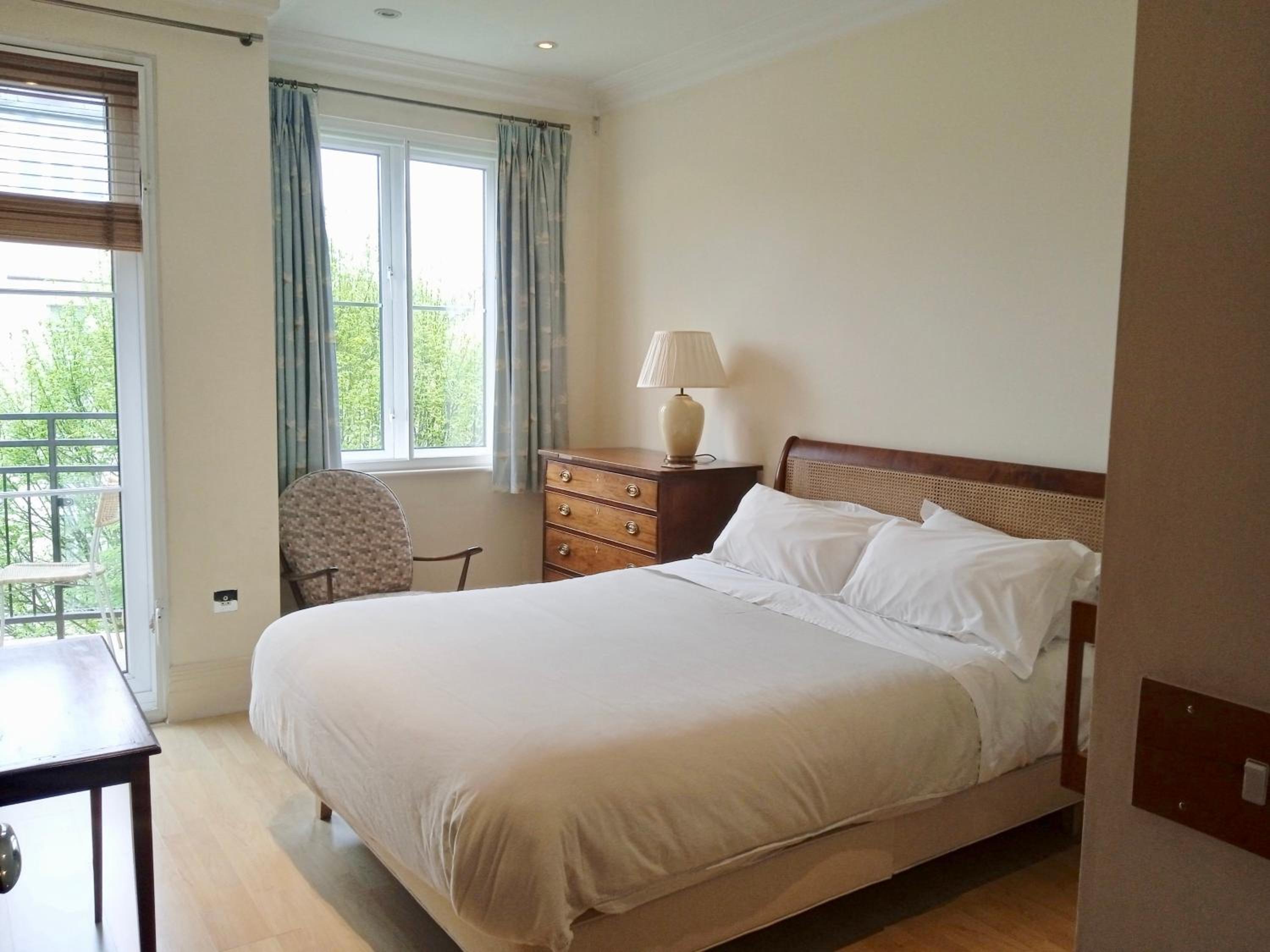 Beautiful apartment in Kew, Richmond London with Free Underground Parking Balcony