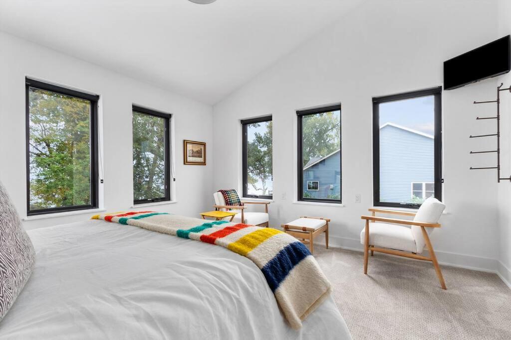 Hickory on the Lake , A stunning getaway on Lake Winnebago view 2