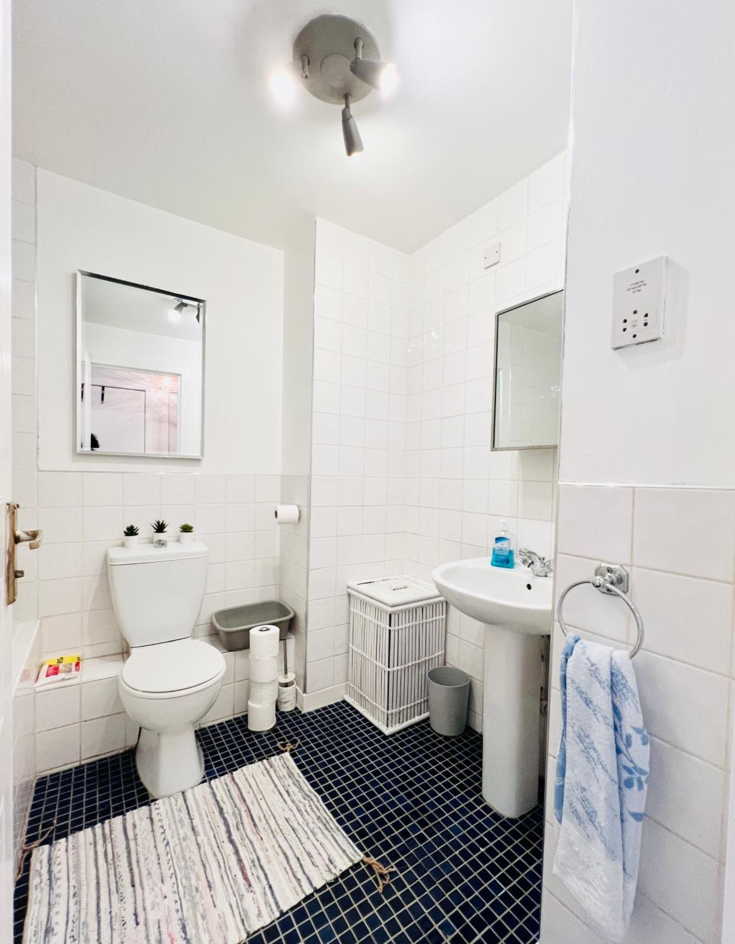 Beautiful & Spacious 2-Bed Flat in City Centre with Free Parking view 3