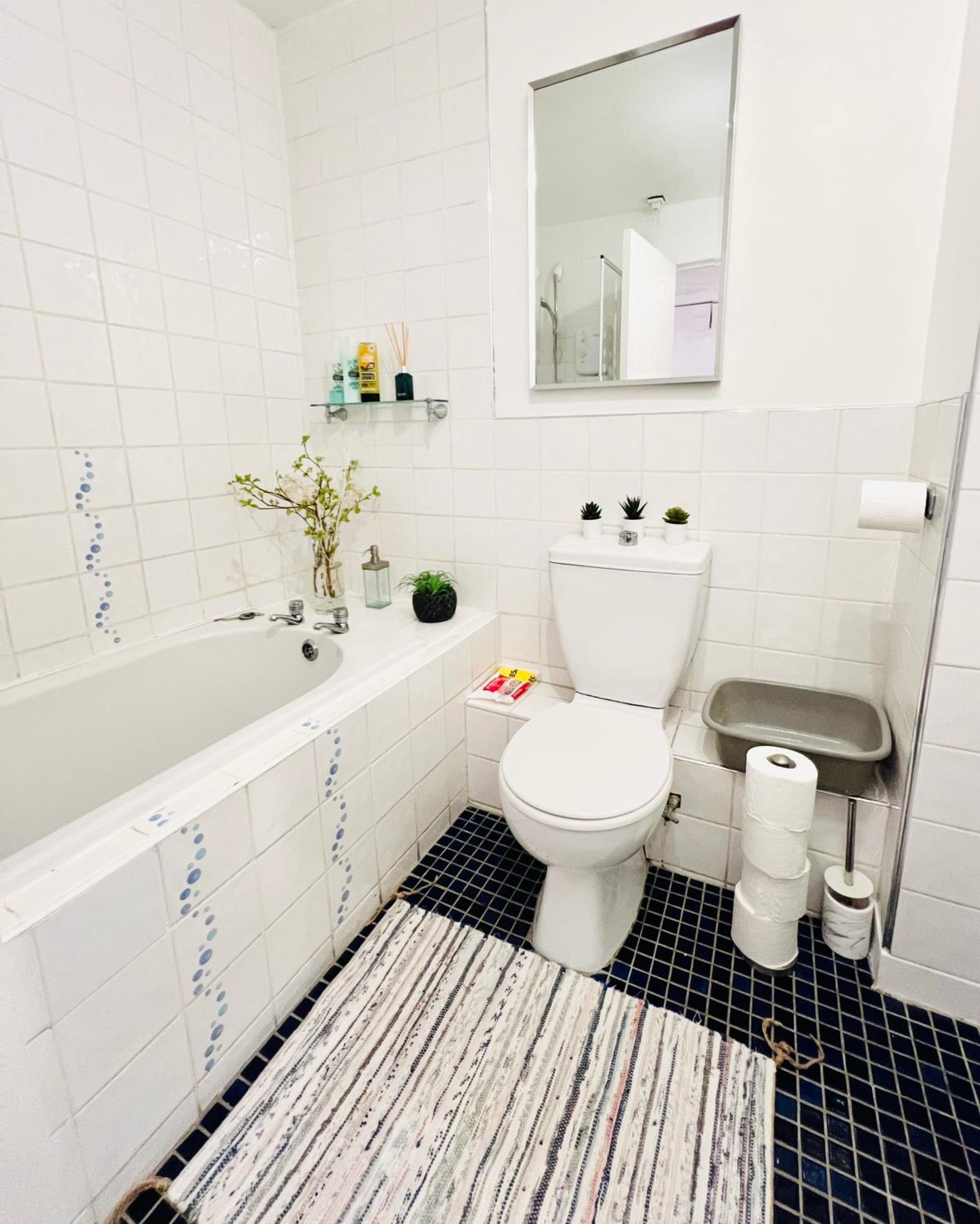 Beautiful & Spacious 2-Bed Flat in City Centre with Free Parking view 4