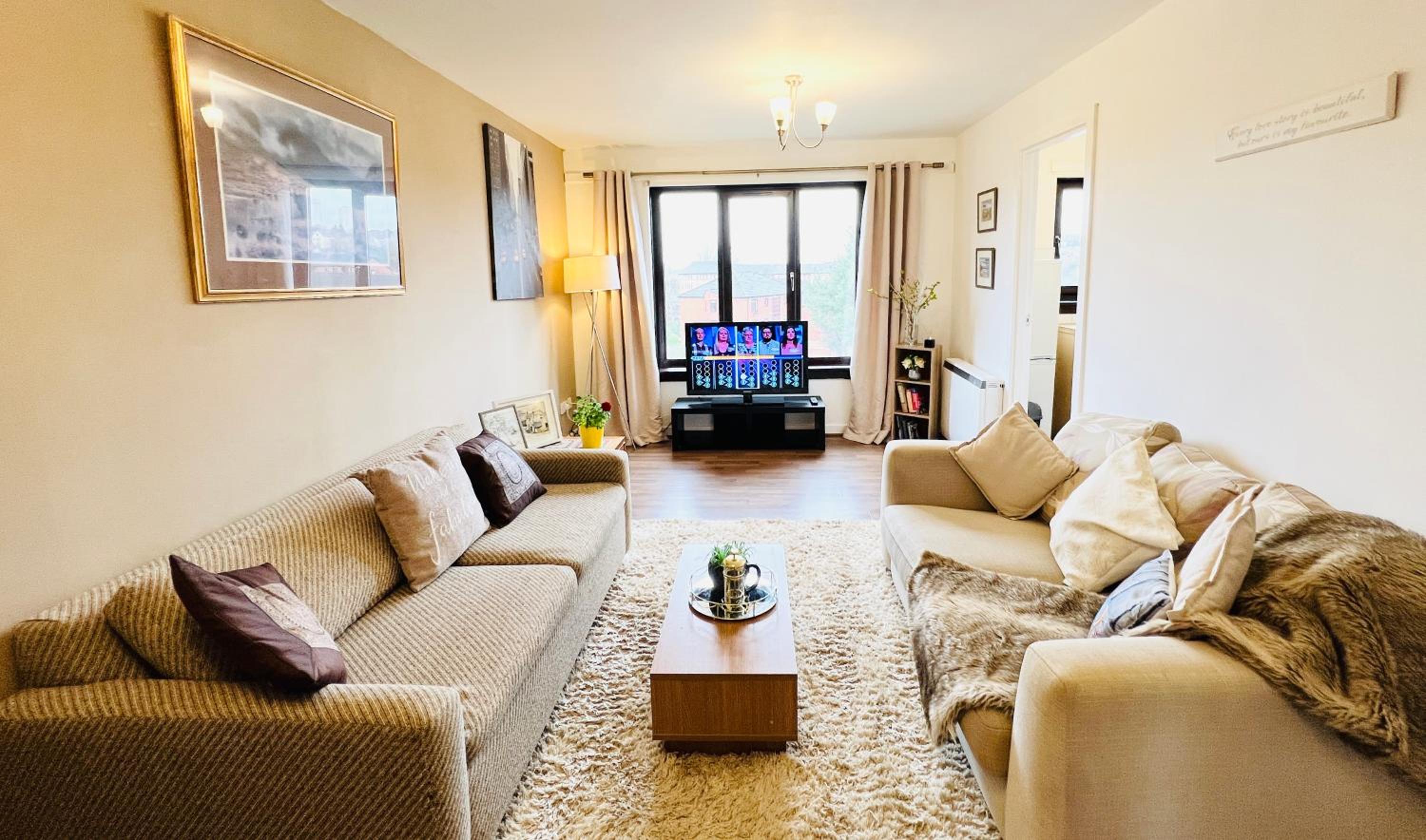Beautiful & Spacious 2-Bed Flat in City Centre with Free Parking view 2
