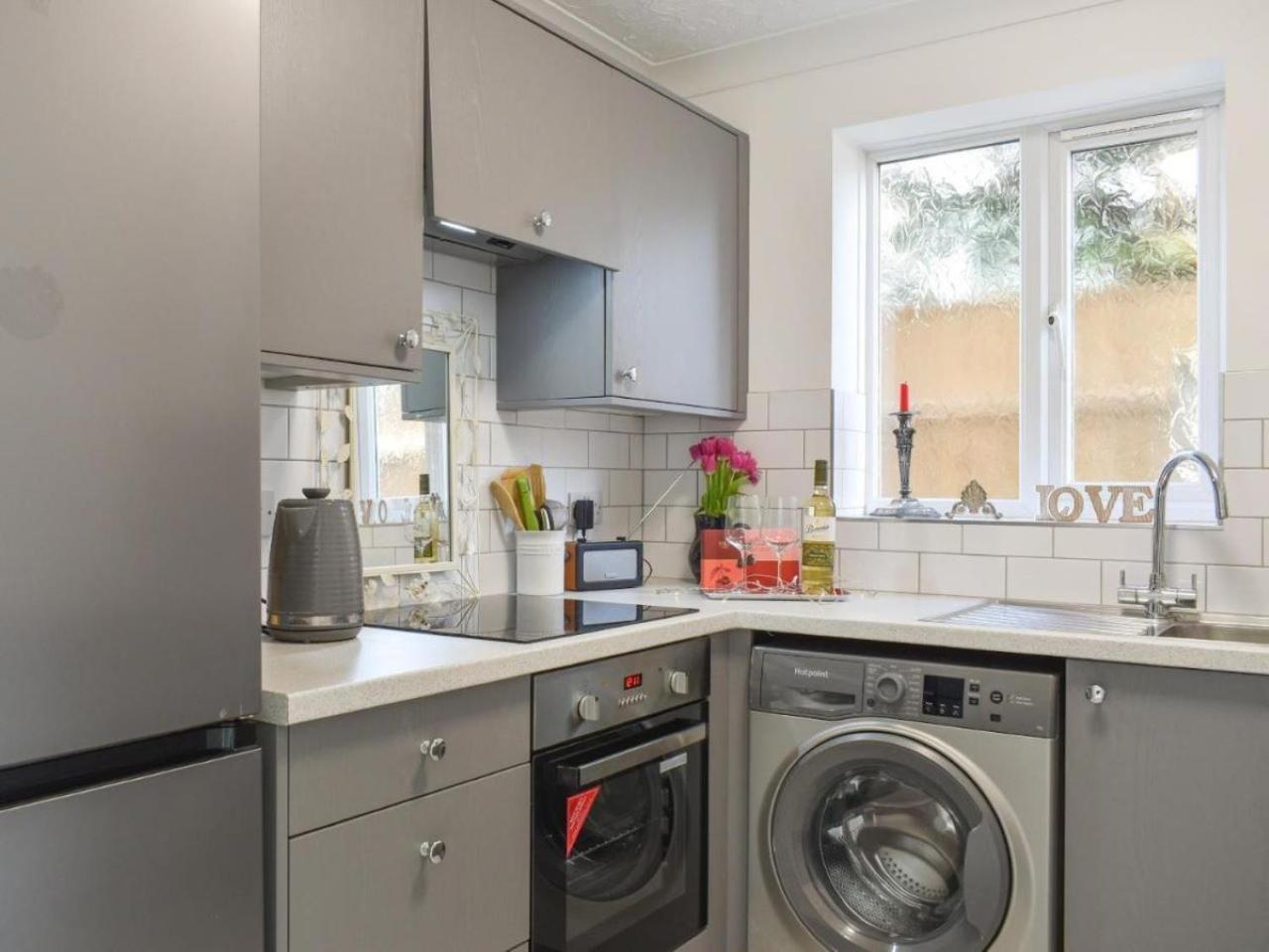 The Sashes - Cozy Apartment - FREE Parking - Ultrafast WIFI - Smart TV - Netflix - sleeps up to 6! Close to Poole Town Center & Sandbanks & Bournemouth view 5