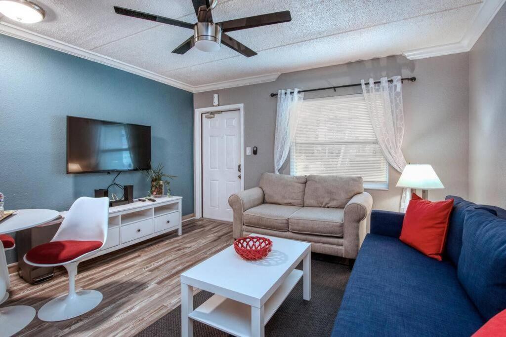 Sunset Beach Suites at Madeira Beach! Steps to Beach & Restaurants! - Suite 5 view 2