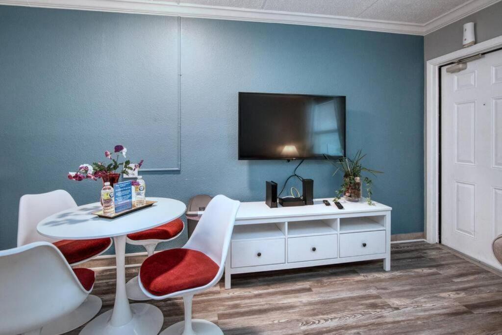 Sunset Beach Suites at Madeira Beach! Steps to Beach & Restaurants! - Suite 5 view 4