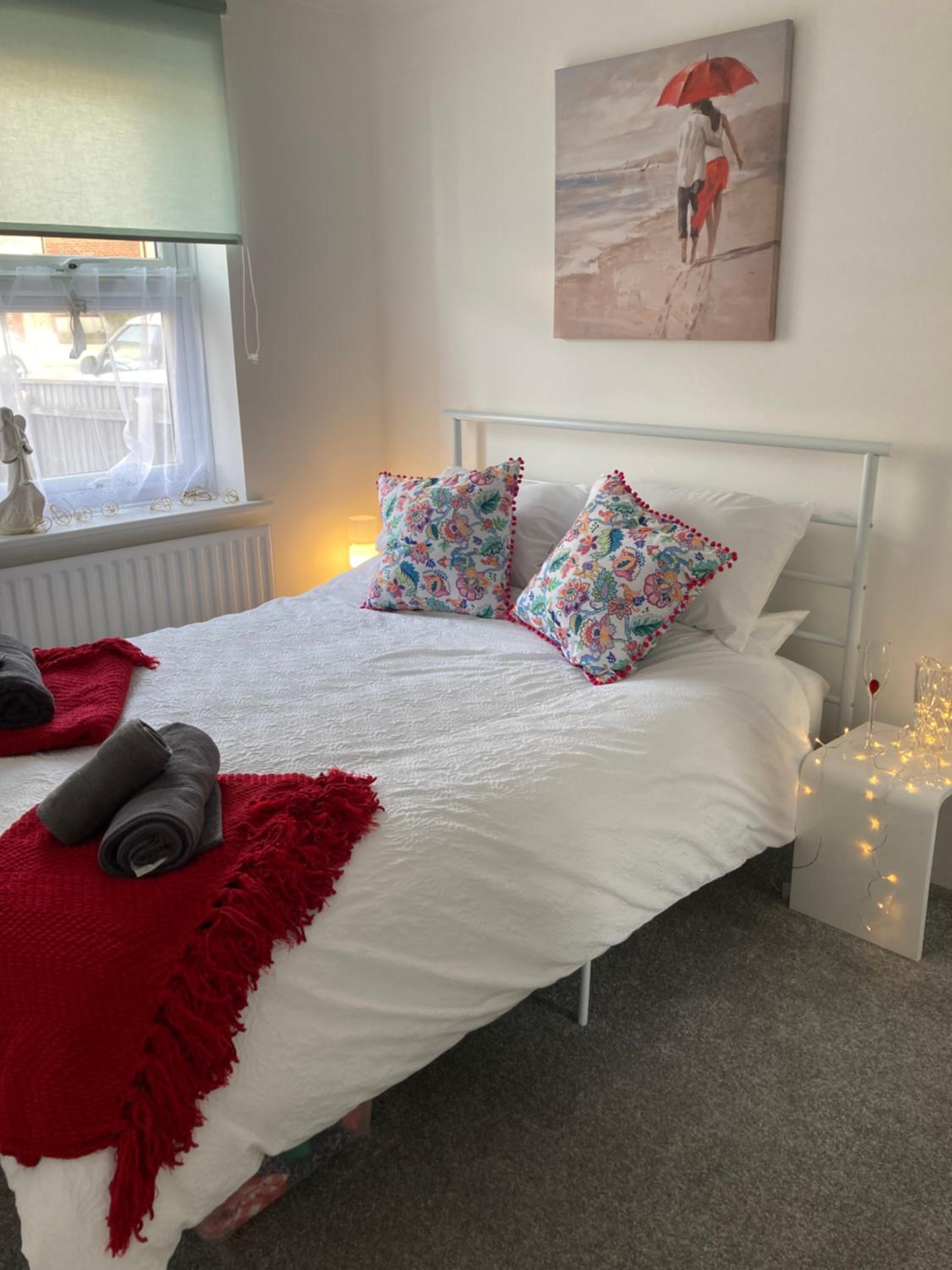 The Sashes - Cozy Apartment - FREE Parking - Ultrafast WIFI - Smart TV - Netflix - sleeps up to 6! Close to Poole Town Center & Sandbanks & Bournemouth view 2