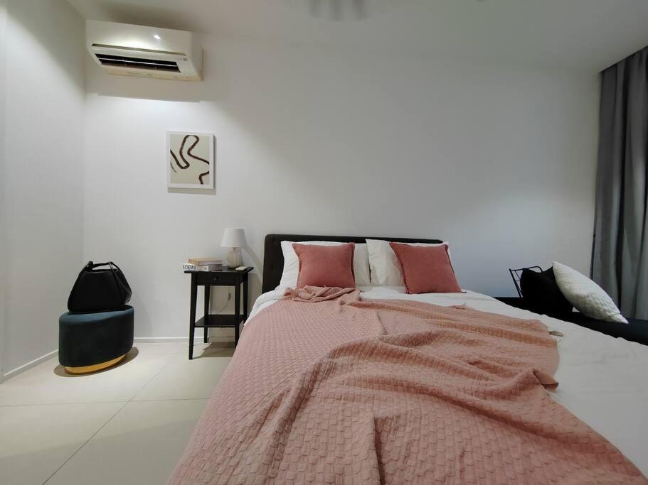 Arcoris Mont Kiara 18# Sunway 163 Mall# 1 Mont Kiara # 2 BR with Balcony 2-4 Pax