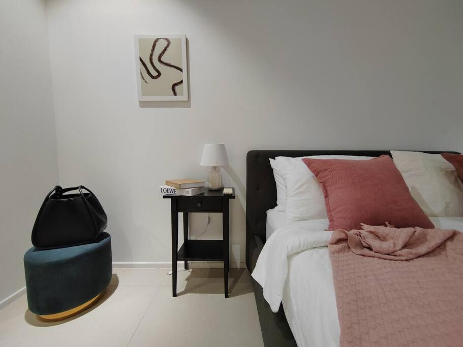 Arcoris Mont Kiara 18# Sunway 163 Mall# 1 Mont Kiara # 2 BR with Balcony 2-4 Pax
