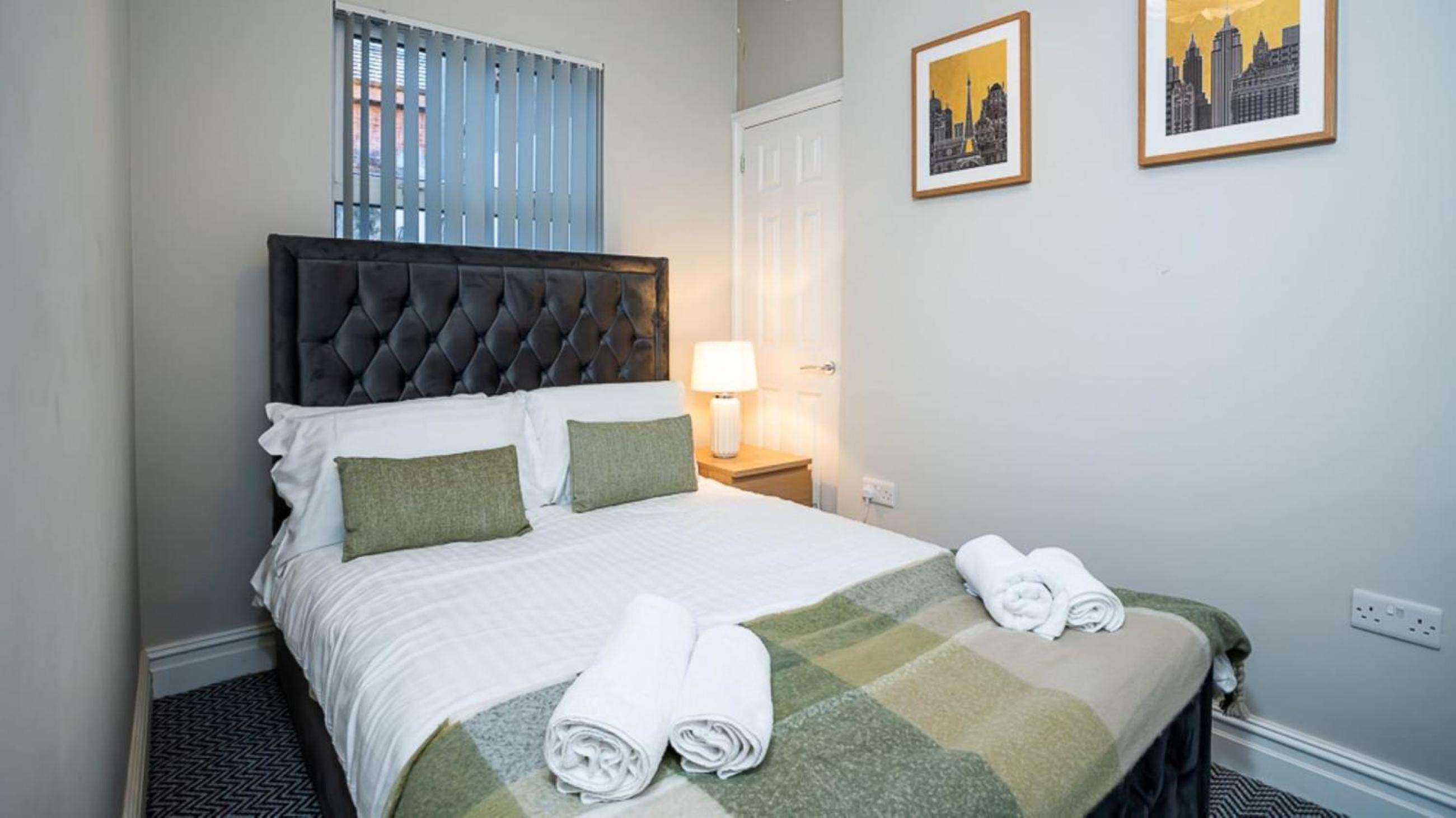 Modern 2 BDR apartment at Queens by Belfast City Breaks view 5