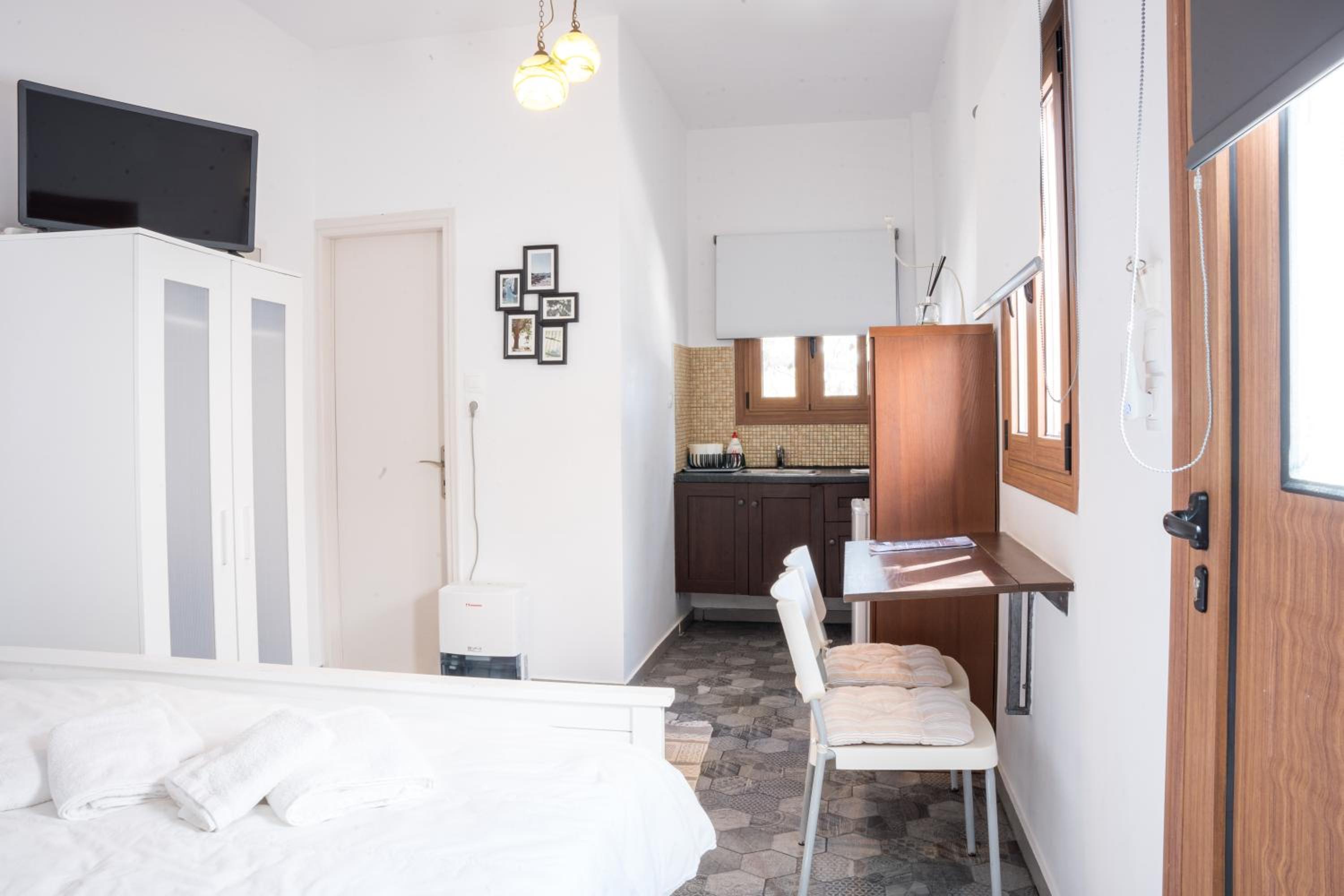 Cozy Budget Apartments in the Heart of Fira photo 3