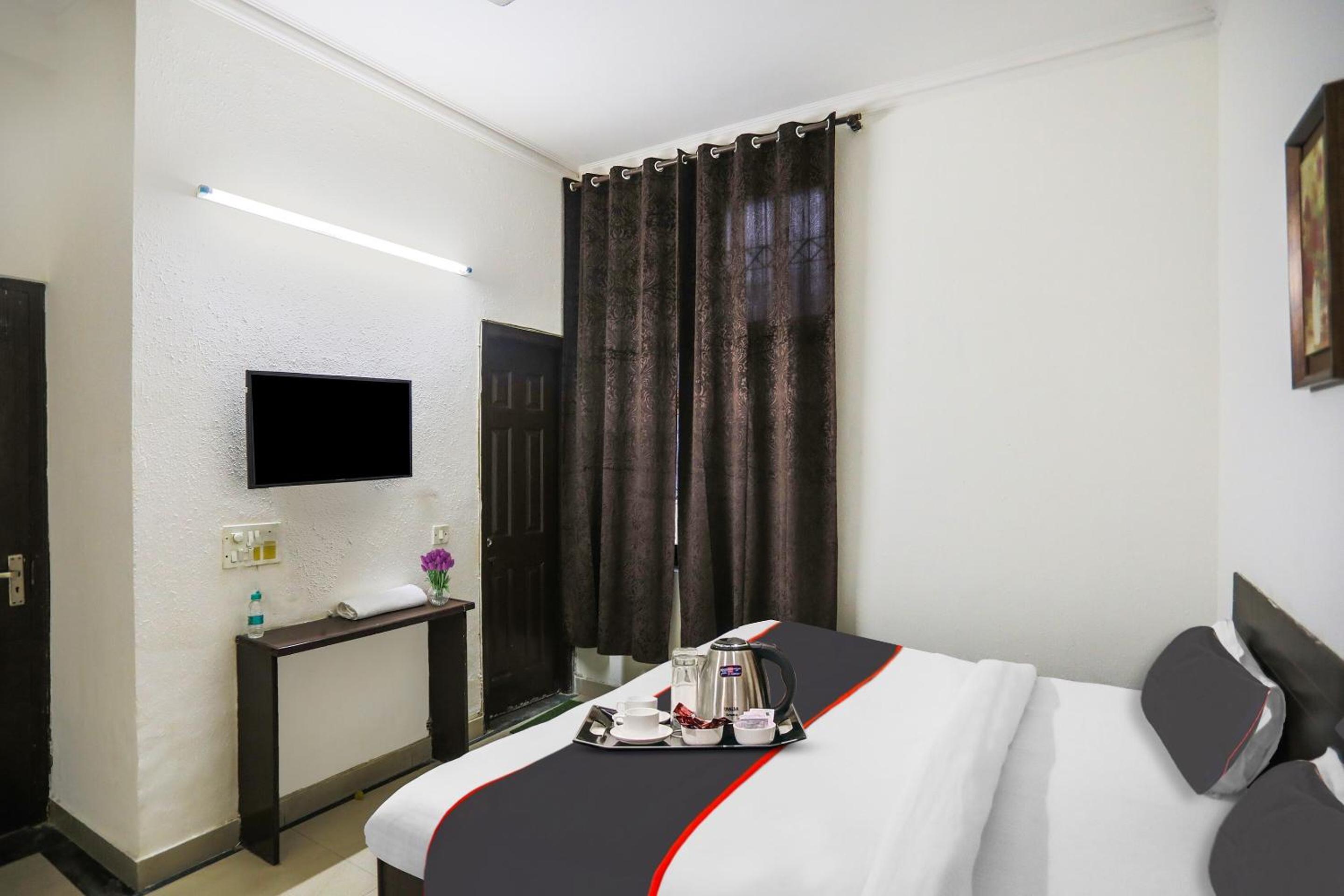 Collection O Metro Inn Homes Near Iskcon Temple Noida view 4