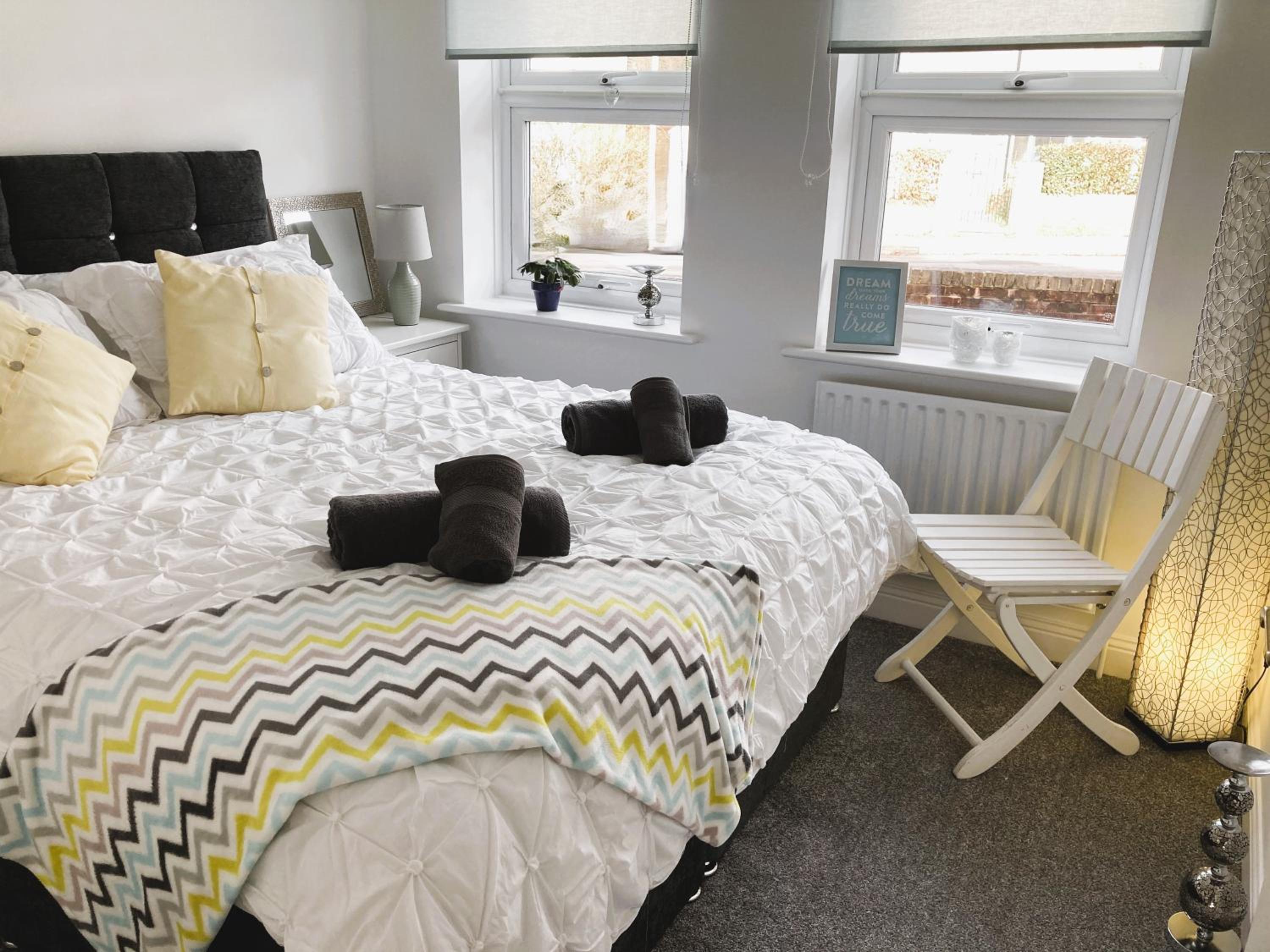 The Sashes - Cozy Apartment - FREE Parking - Ultrafast WIFI - Smart TV - Netflix - sleeps up to 6! Close to Poole Town Center & Sandbanks & Bournemouth view 3