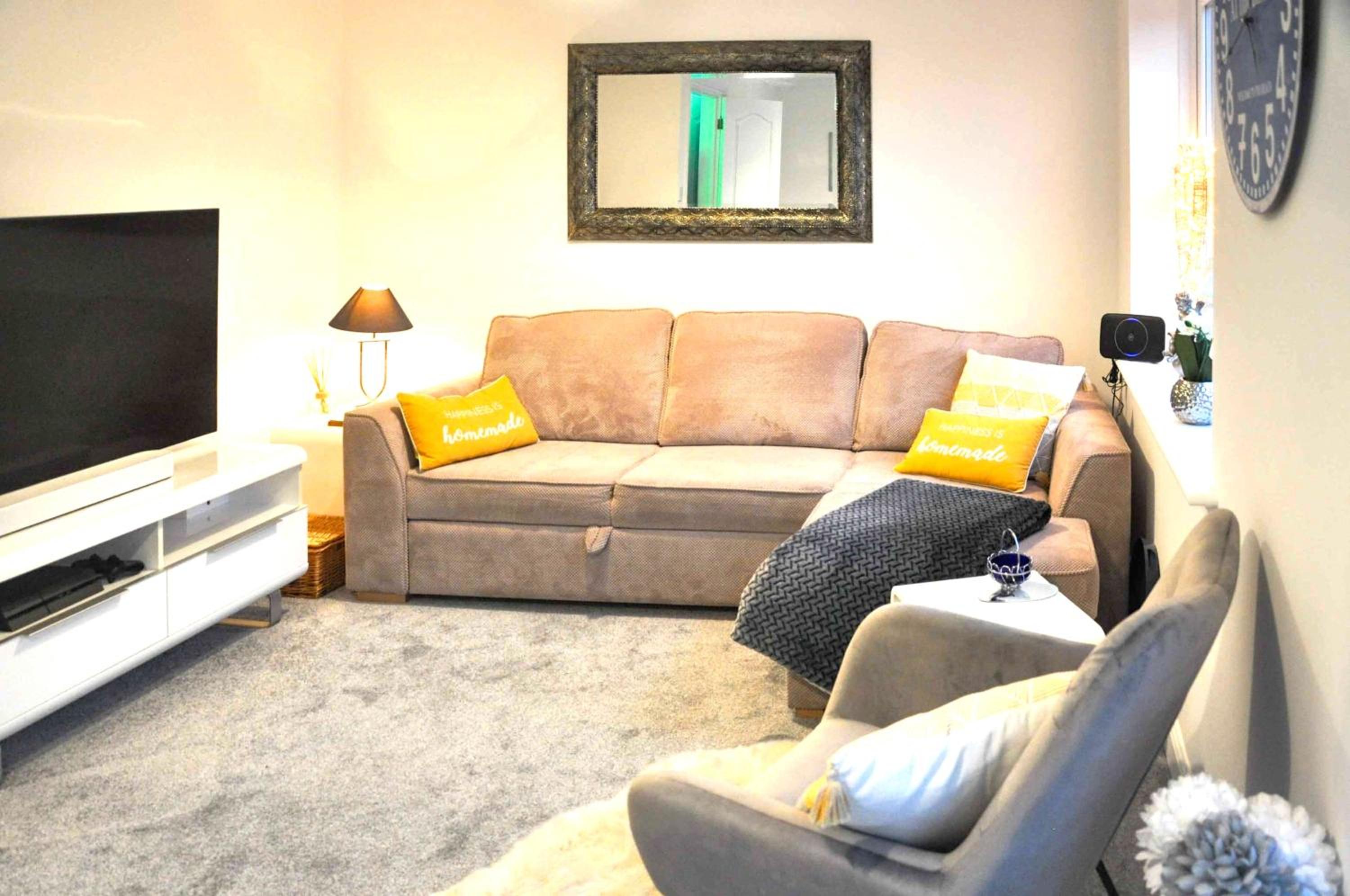 The Sashes - Cozy Apartment - FREE Parking - Ultrafast WIFI - Smart TV - Netflix - sleeps up to 6! Close to Poole Town Center & Sandbanks & Bournemouth view 4