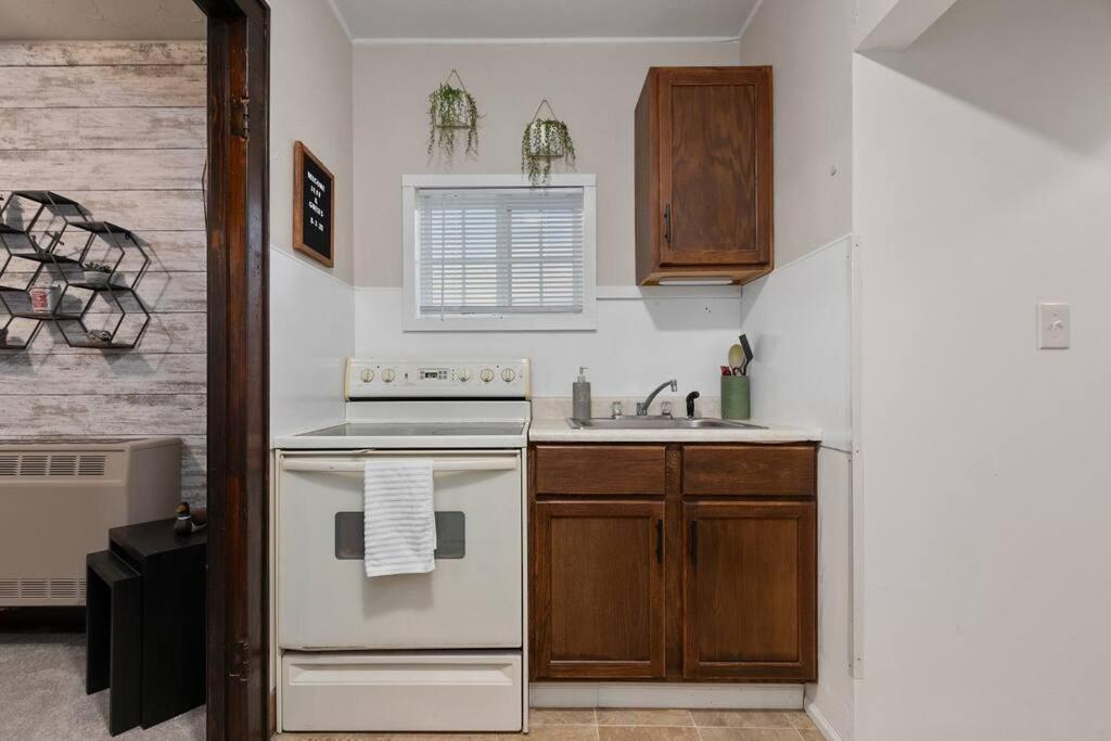 Kalbus Cottage Watch Sunrises & Sunsets on Lake Winnebago view 3