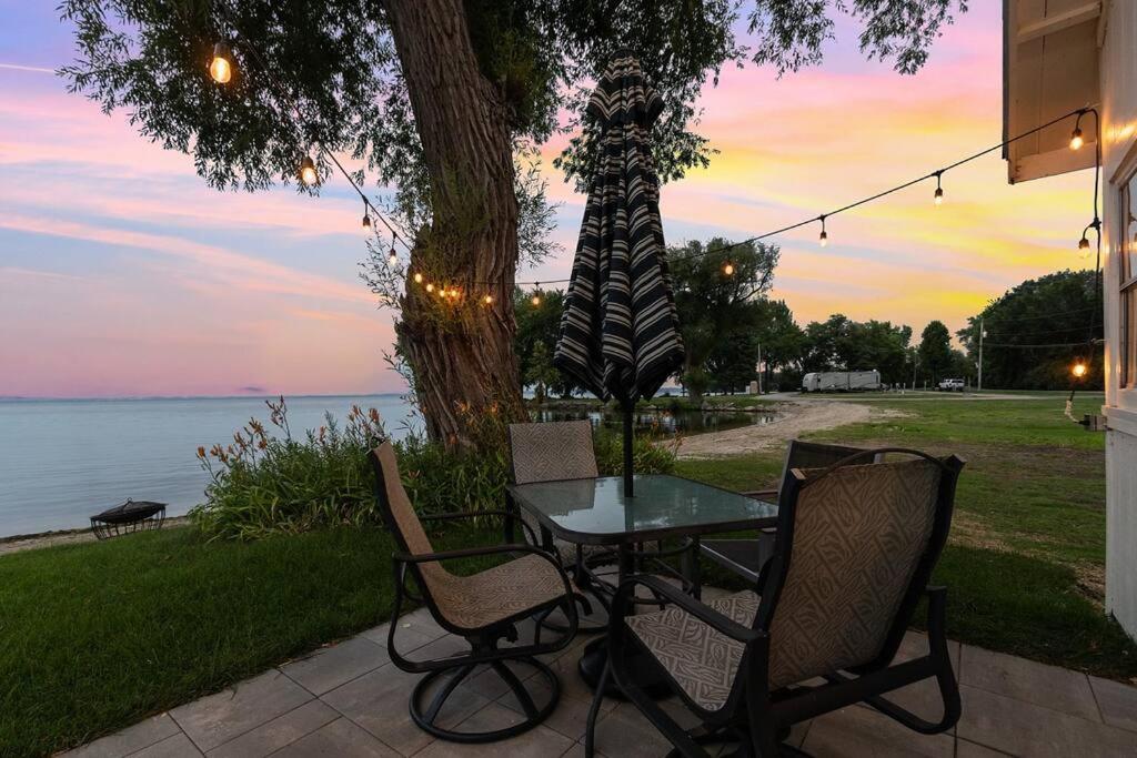 Kalbus Cottage Watch Sunrises & Sunsets on Lake Winnebago view 4