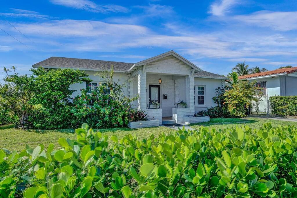 Stunning 2Bd 1Ba dream beach house in Surfside view 2