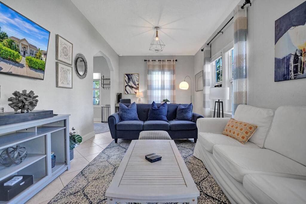 Stunning 2Bd 1Ba dream beach house in Surfside view 3