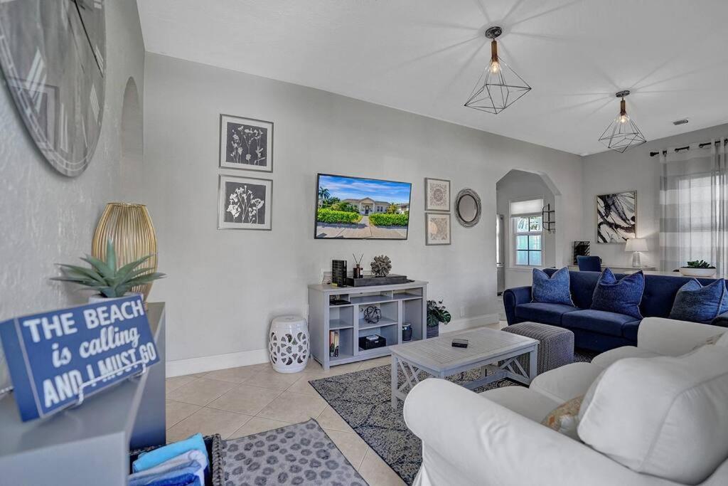 Stunning 2Bd 1Ba dream beach house in Surfside view 4