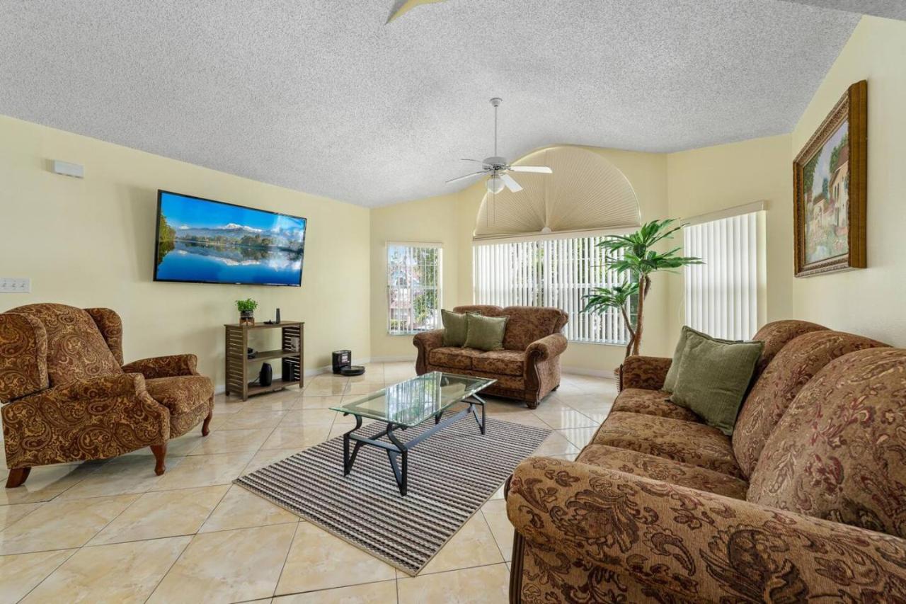Spacious Bright Close to Disney with Pool and Gym view 3