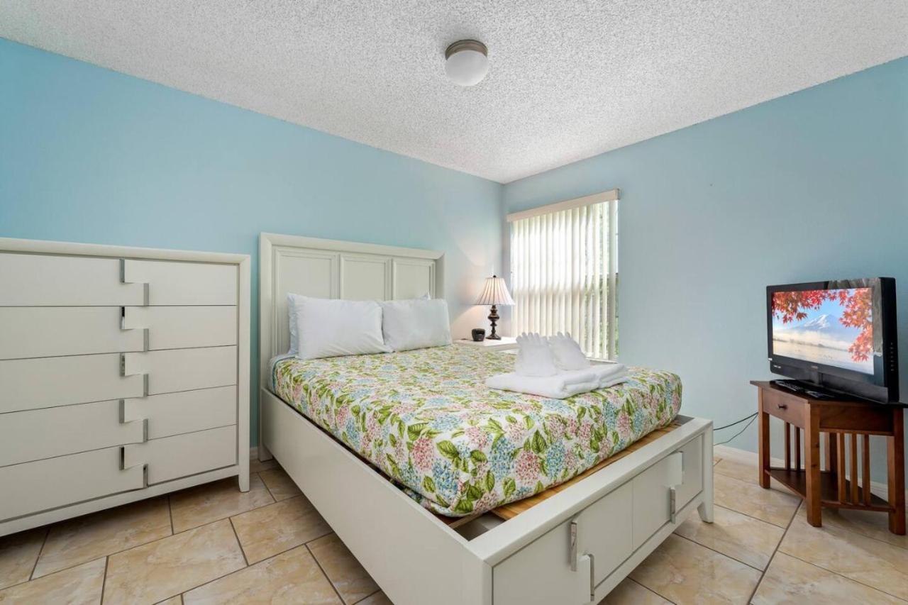 Spacious Bright Close to Disney with Pool and Gym view 5