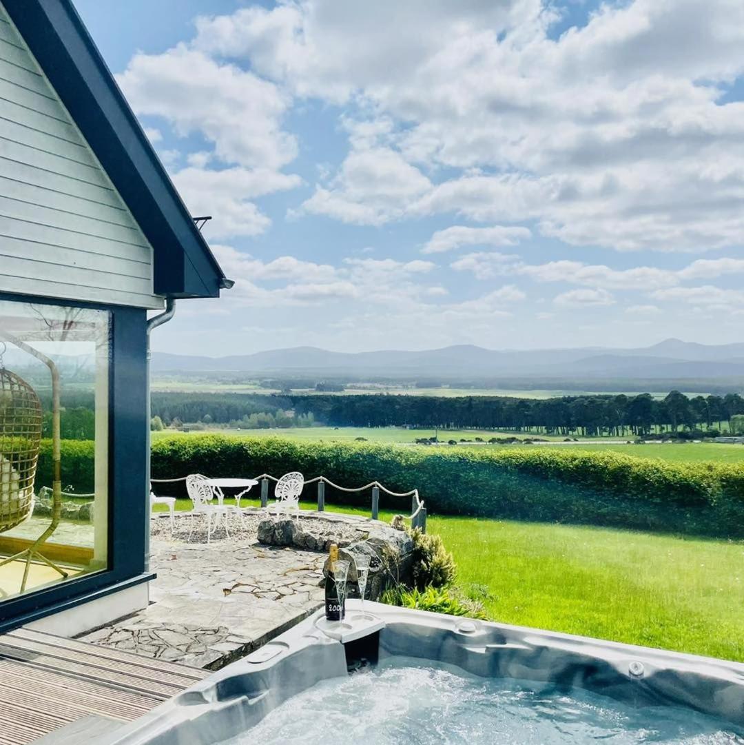 Beautiful Lodge with hot tub & panoramic views view 2