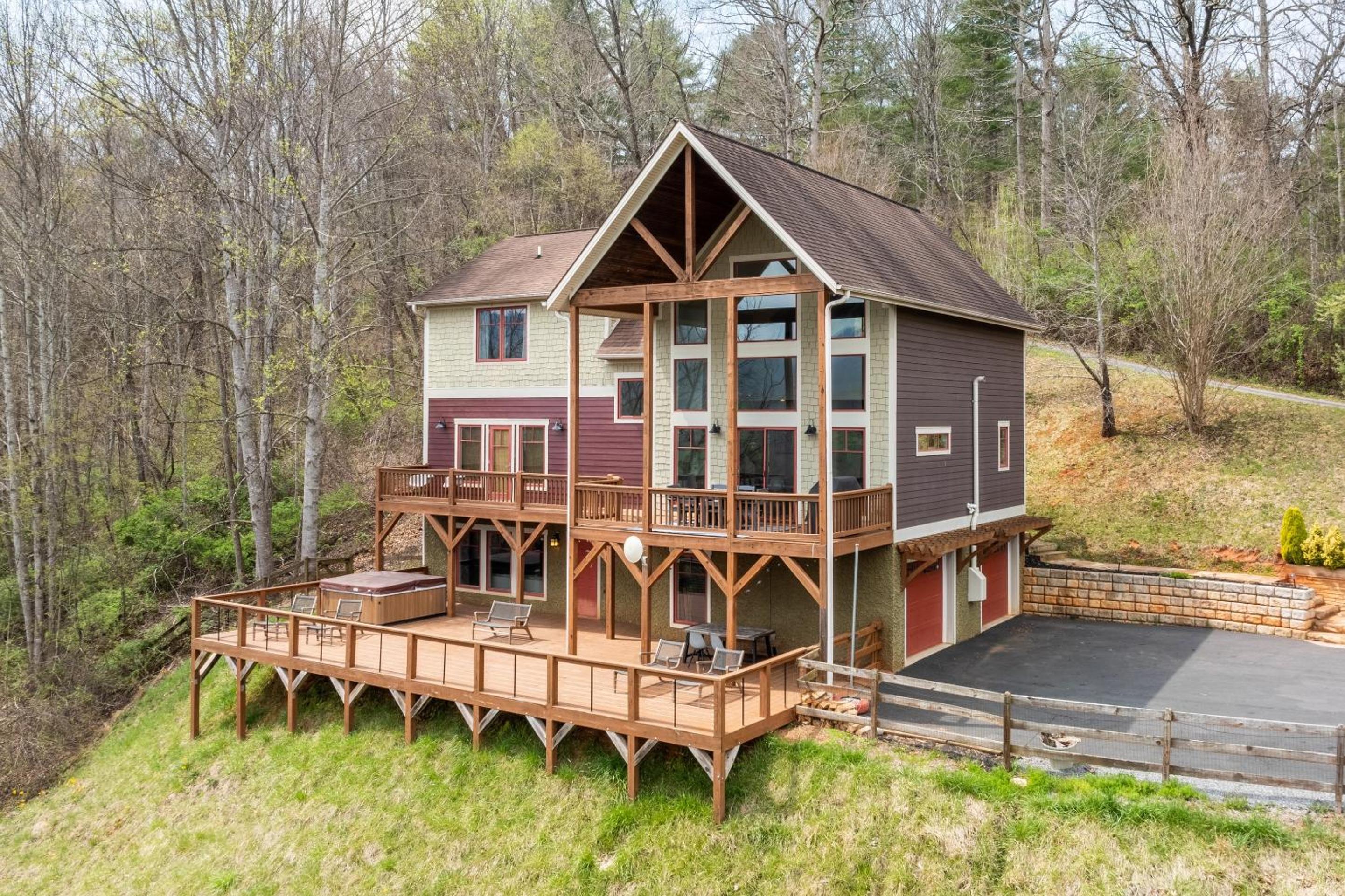 Private Retreat w Hot Tub Amazing Views Game Room Silver Spoon by AvantStay