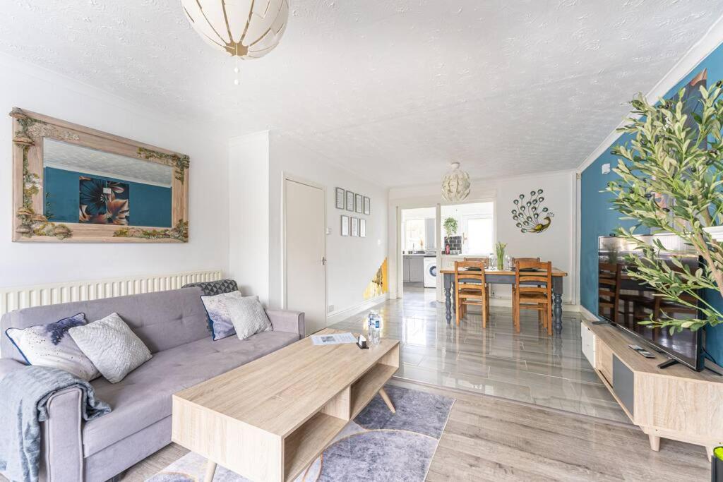 Detached House with Free Parking, Fast Wifi, Smart TV and Garden by Yoko Property view 3
