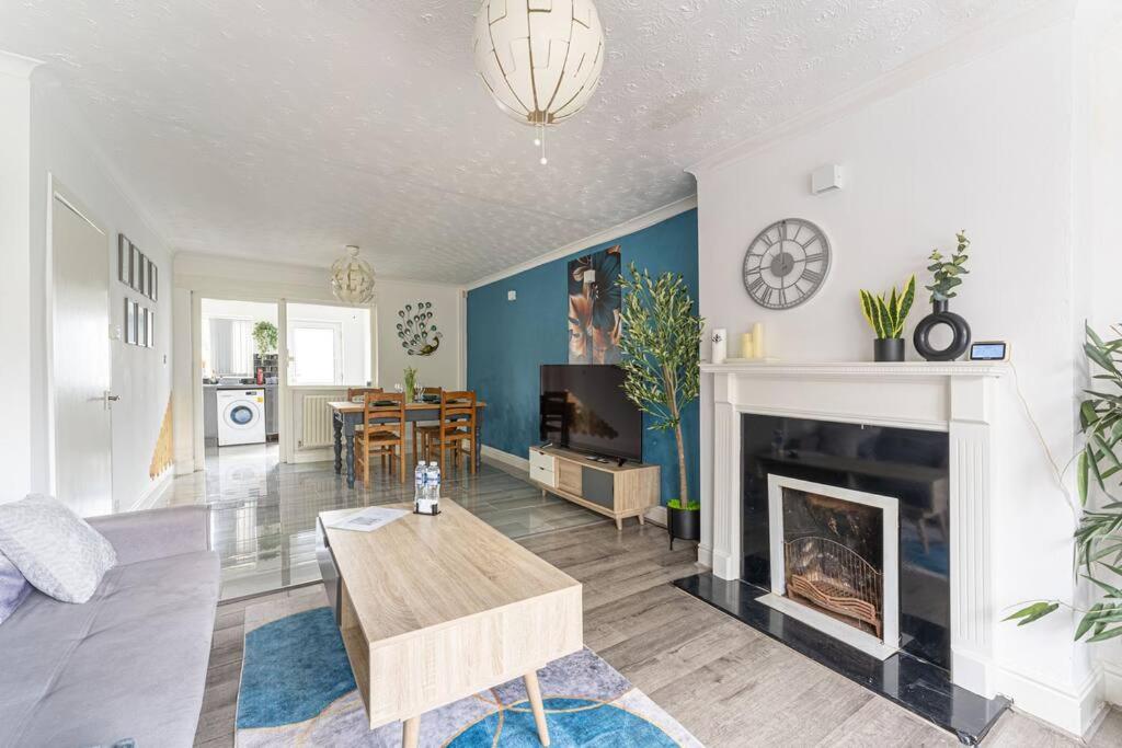 Detached House with Free Parking, Fast Wifi, Smart TV and Garden by Yoko Property view 4