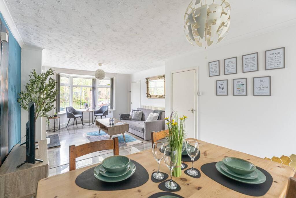 Detached House with Free Parking, Fast Wifi, Smart TV and Garden by Yoko Property view 5
