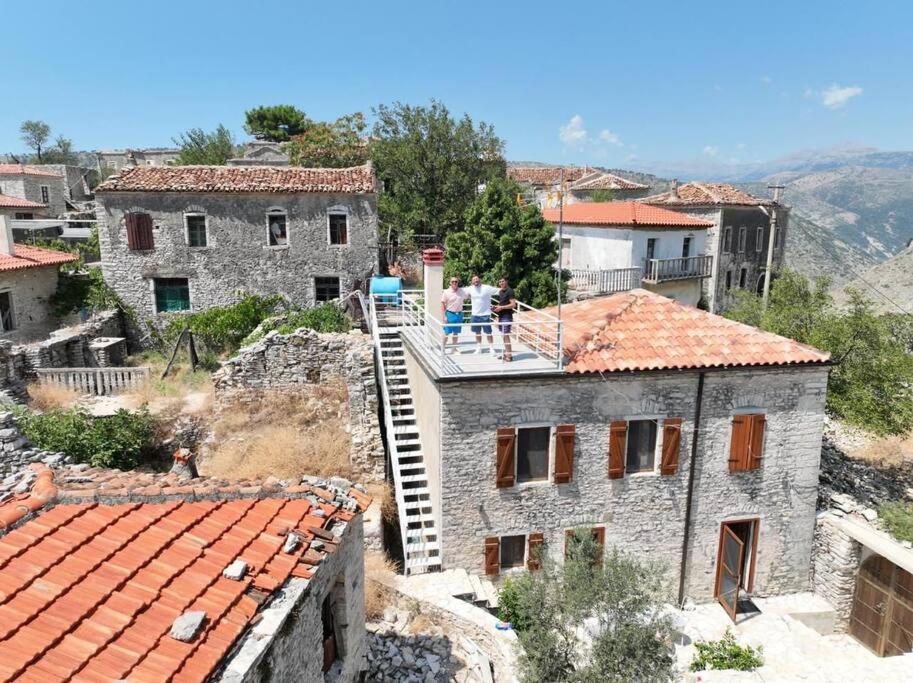 Vila, Upper Qeparo