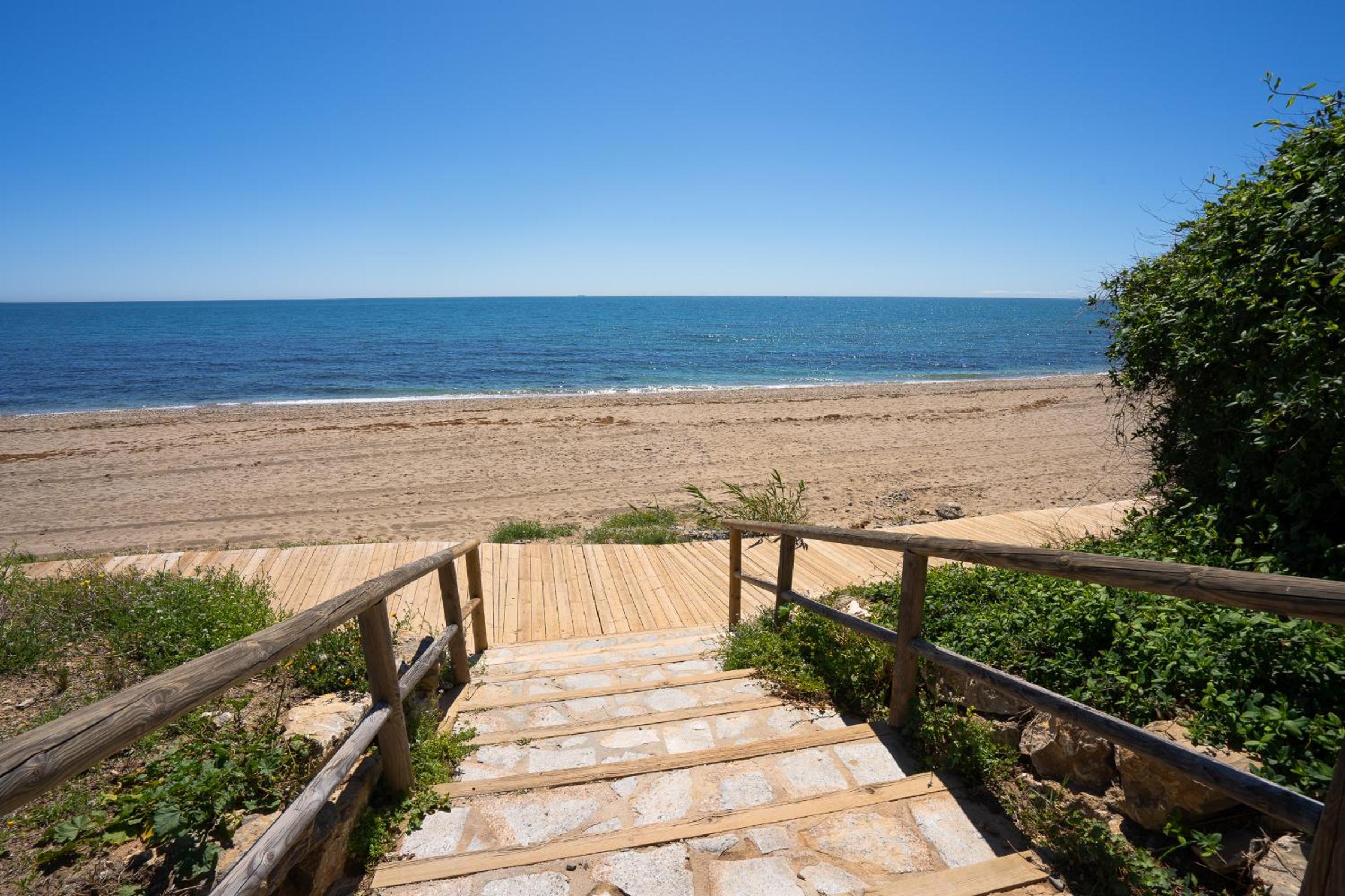 Beach-line apartment