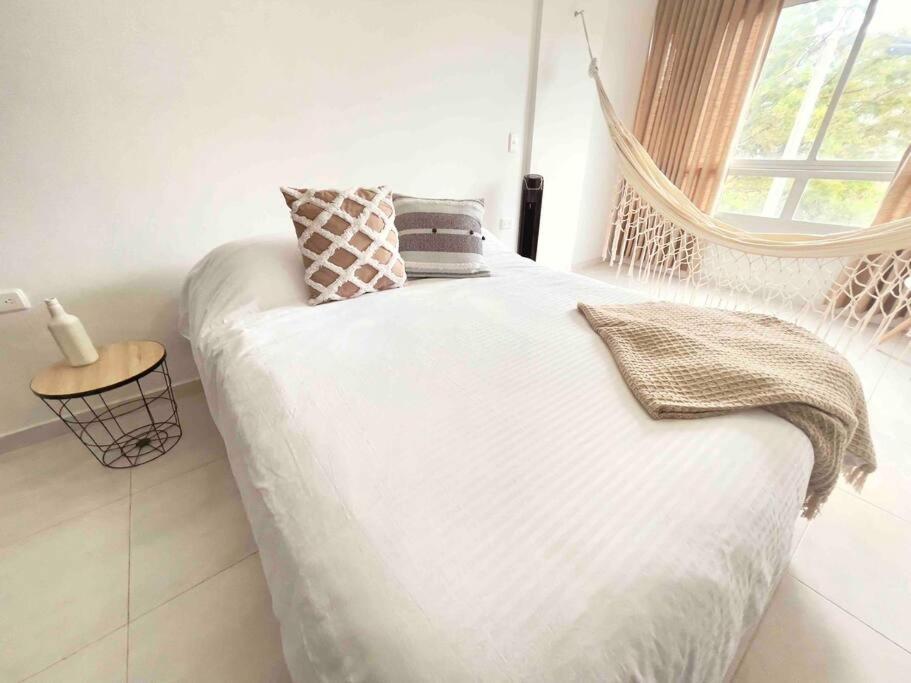 Apartamento a 1 cuadra vía Barichara, con cine.