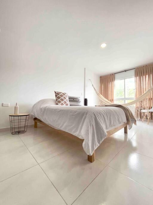 Apartamento a 1 cuadra vía Barichara, con cine.