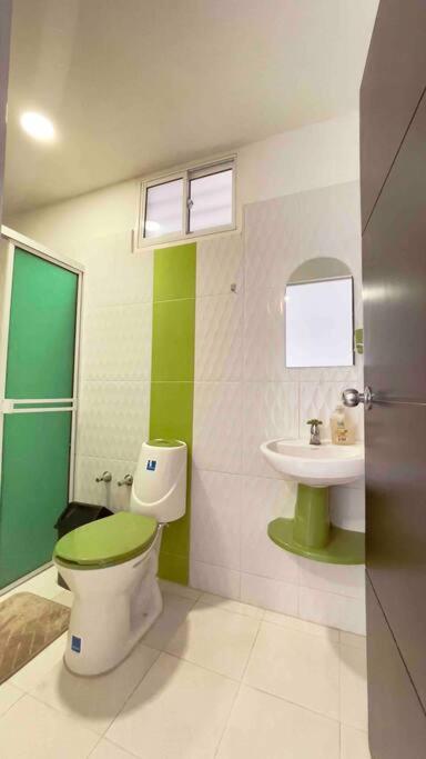 Apartamento a 1 cuadra vía Barichara, con cine.