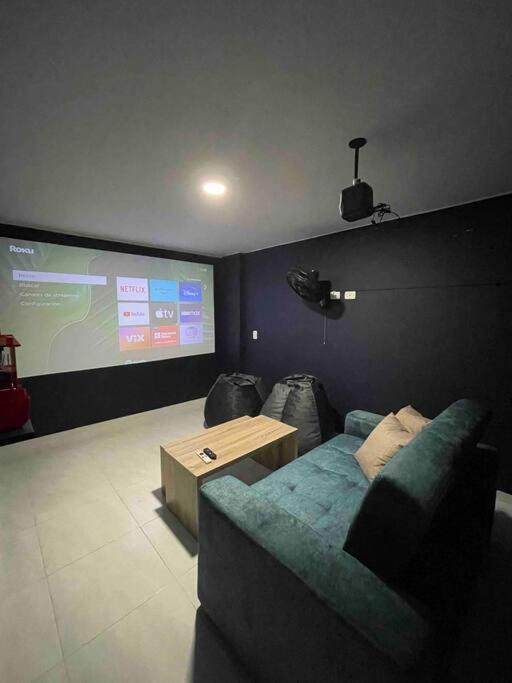 Apartamento a 1 cuadra vía Barichara, con cine.