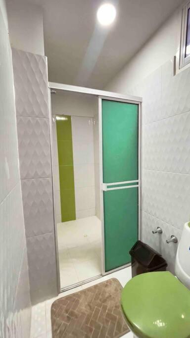 Apartamento a 1 cuadra vía Barichara, con cine.