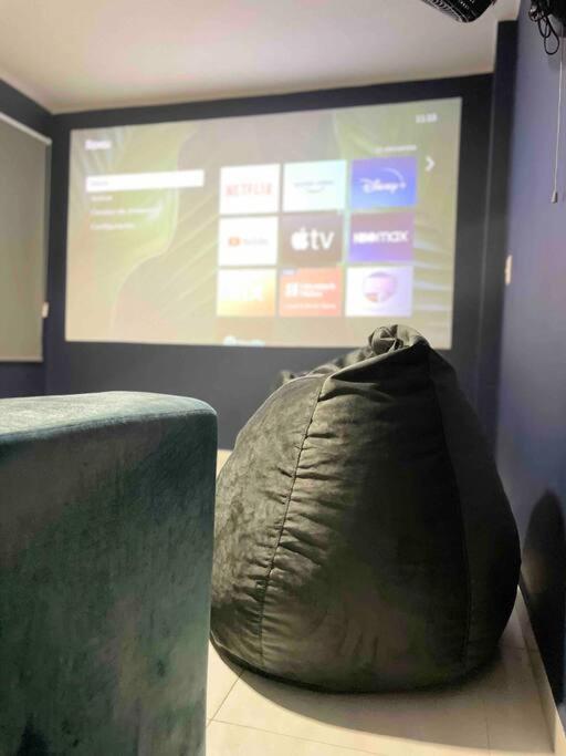 Apartamento a 1 cuadra vía Barichara, con cine.