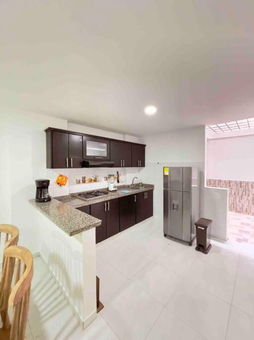 Apartamento a 1 cuadra vía Barichara, con cine.