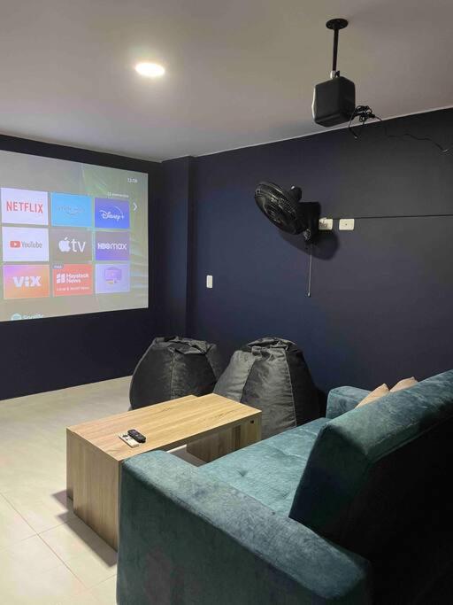 Apartamento a 1 cuadra vía Barichara, con cine.