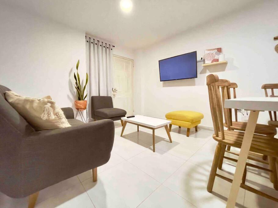 Apartamento a 1 cuadra vía Barichara, con cine.