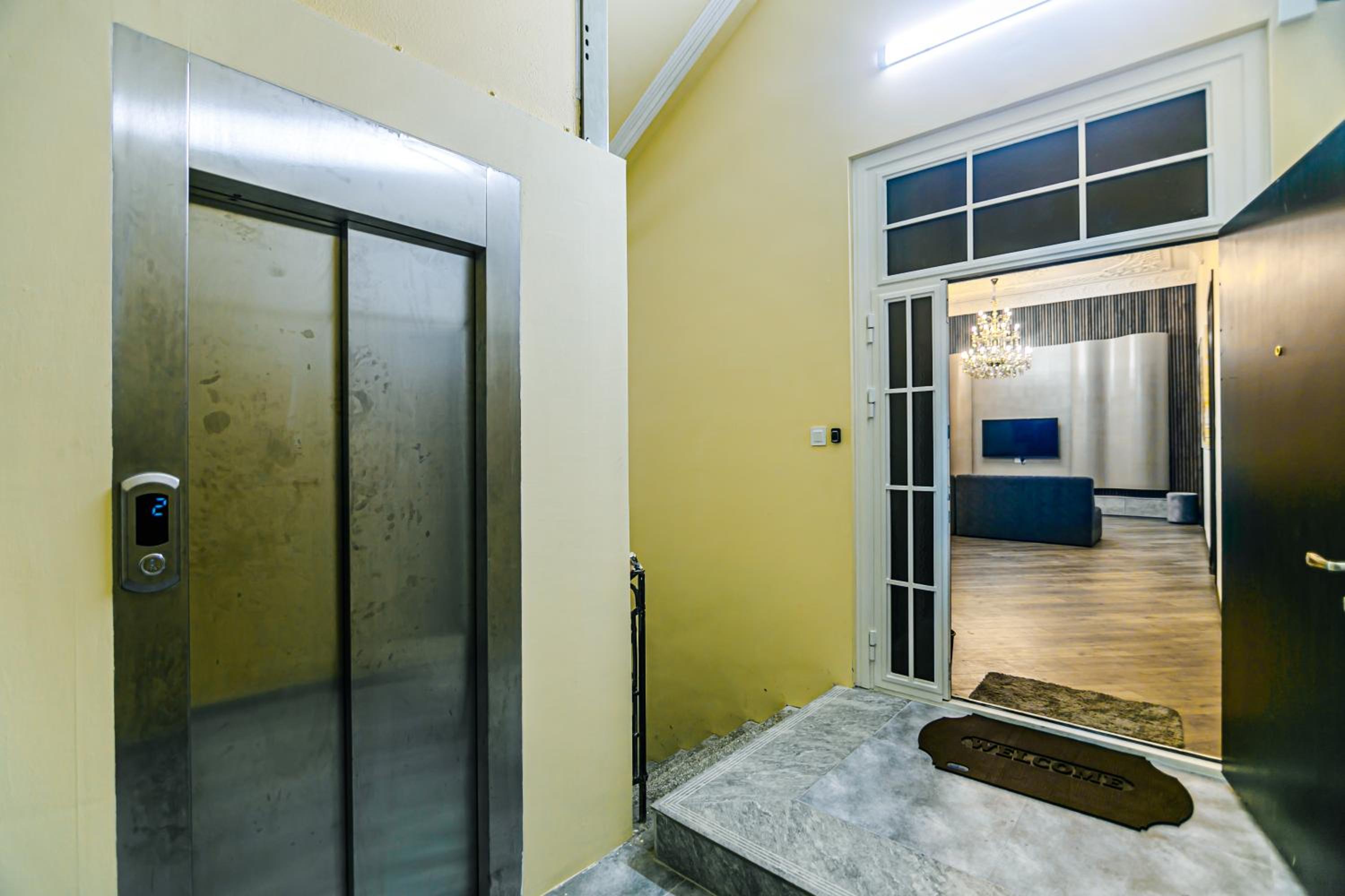 Apartment on Nizami 93