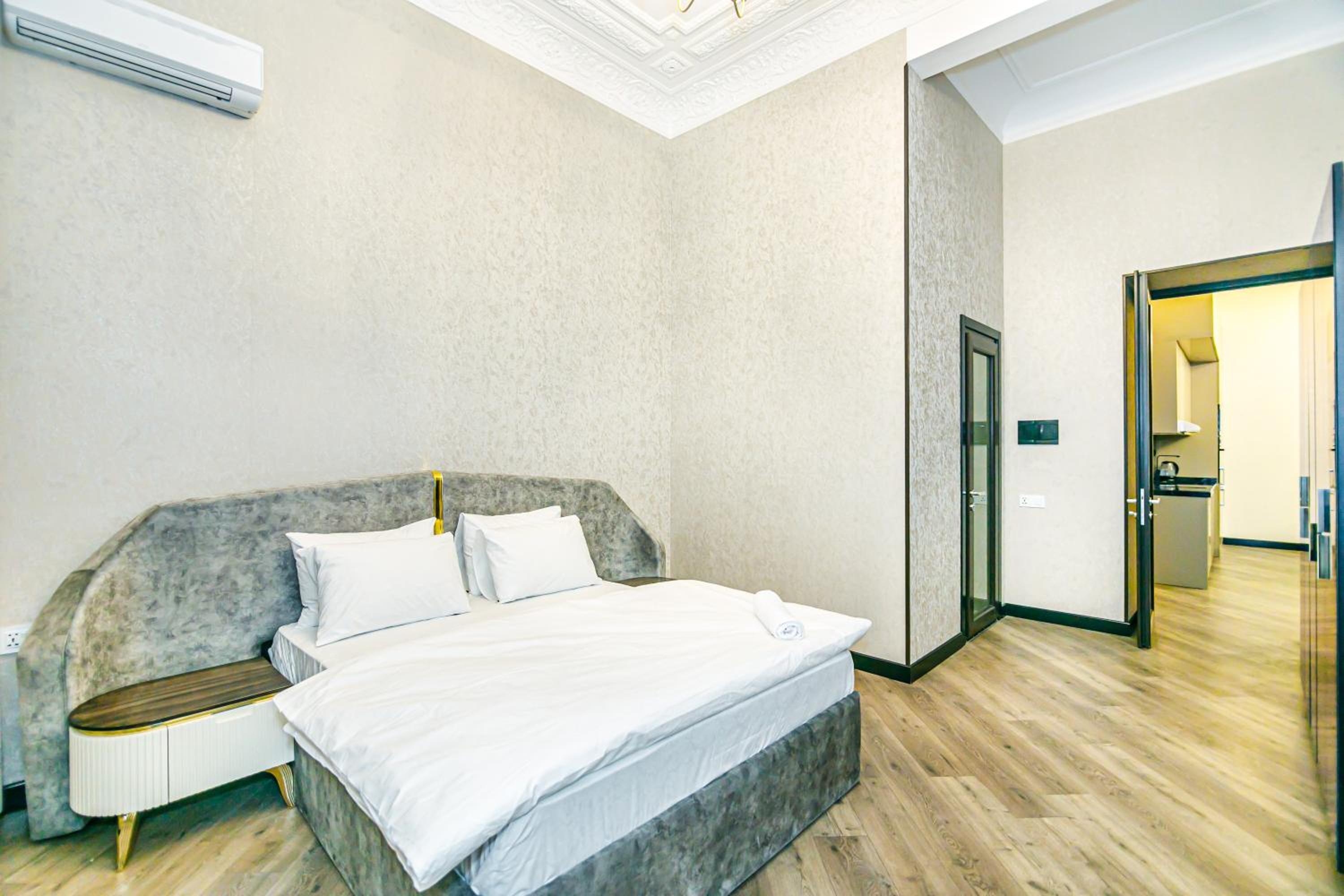 Apartment on Nizami 93